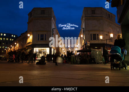 Late night shopping de Noël à Bath, en Angleterre. Un signe dit 'Merry Christmas' de Southgate. Banque D'Images