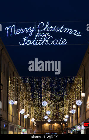 Illuminations de Noël à Bath, en Angleterre. Un signe dit 'Merry Christmas' de Southgate. Banque D'Images