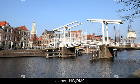 17e siècle sur Spaane Gravestenenbrug Bridge River dans la ville historique de Haarlem, aux Pays-Bas. En arrière-plan Bakenesserkerk clocher de l'église. Banque D'Images