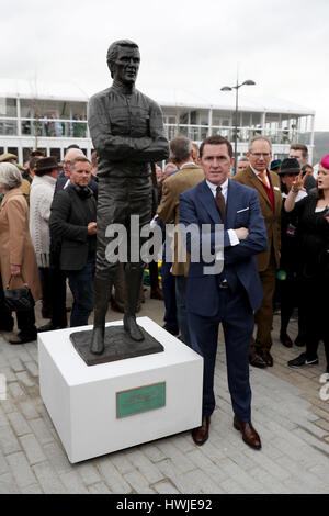 AP McCoy dévoile une statue de lui-même au cours de la journée Champion 2017 Cheltenham Festival à l'Hippodrome de Cheltenham. Banque D'Images