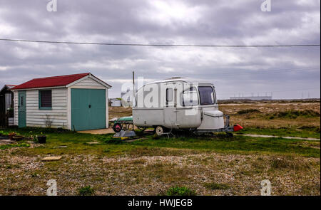 Old fashioned retro style caravane et bungalow sur sombre journée à Dungeness Kent UK Banque D'Images