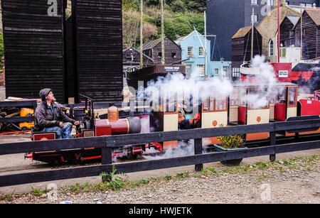 Train à vapeur miniature train touristique manèges de la vieille ville de Hastings East Sussex UK Photographie prise par Simon Dack Banque D'Images