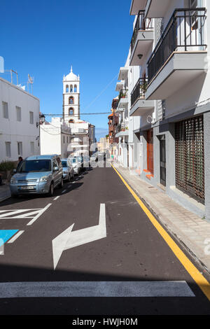 GARACHICO, Tenerife, Espagne-VERS JAN, 2016 : rues étroites de la ville historique de Garachico. Clocher de l'église de Saint Anna (Iglesia de Santa Un Banque D'Images