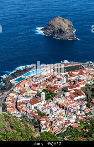 Côte de débris volcaniques est ville de Garachico. Roque de Garachico est une petite île dans l'océan Atlantique près de la rive. Vue aérienne. Tenerife, Canaries, Banque D'Images