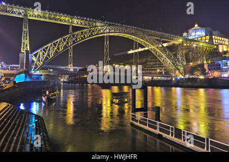 Dom Luis I pont construit par Eiffel à Porto, Portugal Banque D'Images