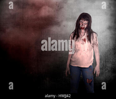 Zombie femelle asiatique Creepy plus grunge background Banque D'Images