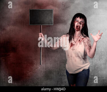 Zombie femelle Creepy holding wooden board plus grunge background Banque D'Images