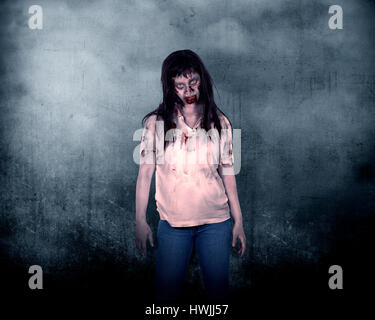 Zombie femelle Creepy debout sur grunge background Banque D'Images