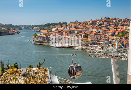 Portugal, région Norte, Porto, le Teleférico de Gaia téléphériques travers sur les toits de Vila Nova de Gaia's lodges portwine et entrepôts (grottes) Banque D'Images