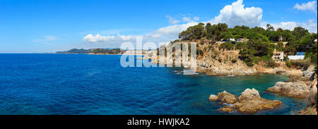 Été mer côte rocheuse vue (près de la ville de Lloret de Mar, Catalogne, Espagne). Trois images haute résolution stitch panorama. Les gens méconnaissable. Banque D'Images