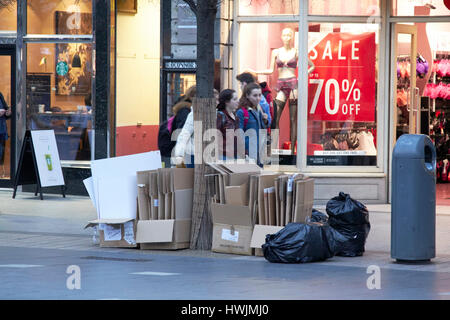 Des piles de carton pour la collecte sélective à l'extérieur des usines en centre-ville Dublin République d'Irlande Banque D'Images