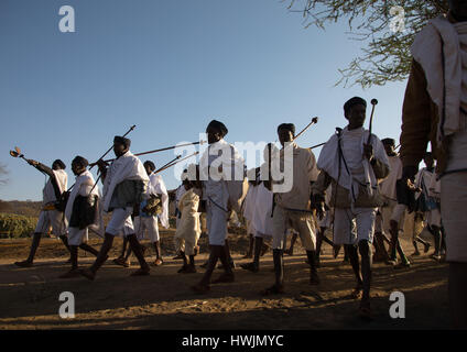 Les hommes de leur tribu Borana ororo se bloque pendant la cérémonie système Gada, Oromia, Yabelo,, Ethiopie Banque D'Images