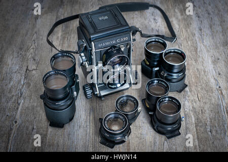 Mamiya C330 bi-objectif moyen format film en rouleau caméra avec lentilles interchangeables. Banque D'Images