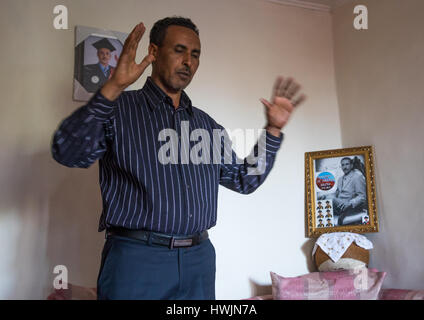 Le pasteur Mohamed Ousman Salih qui converti de l'islam au christianisme de prier dans sa maison, région d'Addis Abeba, Addis Abeba, Ethiopie Banque D'Images