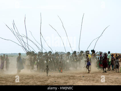 Dimi cérémonie dans la tribu Dassanech pour célébrer la circoncision des adolescents, vallée de l'Omo, Ethiopie, Omorate Banque D'Images