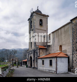 Paroisse de San Pedro Apostol, Riva de Ruesga, ville de Cantabrie, Espagne. Banque D'Images