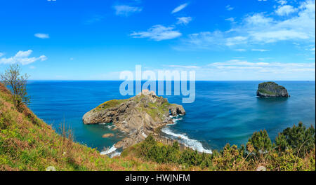 Gaztelugatxeko Doniene ermitage sur haut de Gaztelugatxe island. Bisca bay (Espagne). Date du Xe siècle. Banque D'Images