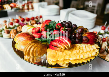 Plateau à fruits avec différents fruits sur table Banque D'Images