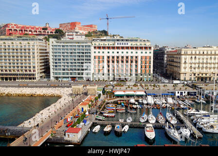 Naples, Italie. Vue du Castel dell'Ovo, remparts de la peu et port caractéristique Borgo Marinari et les grands hôtels de la Via Partenope. Banque D'Images