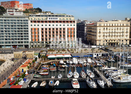 Naples, Italie. Vue du Castel dell'Ovo, remparts de la peu et port caractéristique Borgo Marinari et les grands hôtels de la Via Partenope. Banque D'Images