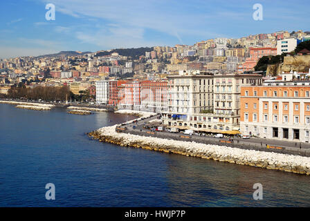 Naples, Italie. Vue de la ville depuis les remparts de Castel dell'Ovo. Banque D'Images