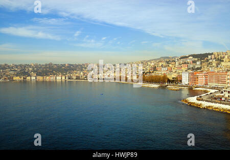 Naples, Italie. Vue de la ville depuis les remparts de Castel dell'Ovo. Banque D'Images