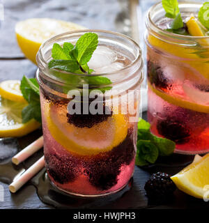 L'eau des fruits. Boisson d'été rafraîchissante avec des mûres, du citron et de la menthe. Le concept de la saine alimentation et la nutrition. Banque D'Images