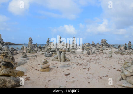 Les cheminées en pierre sur Baby Beach à Aruba. Banque D'Images