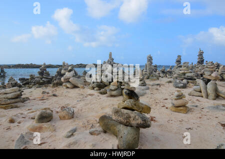 Pierres empilées trouvés sur Baby Beach à Aruba. Banque D'Images