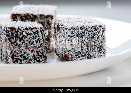 Gâteau Lamington Australie on white plate Banque D'Images