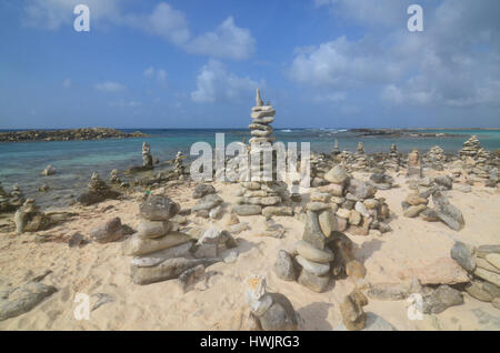 Des cairns trouvés sur Baby Beach à Aruba. Banque D'Images