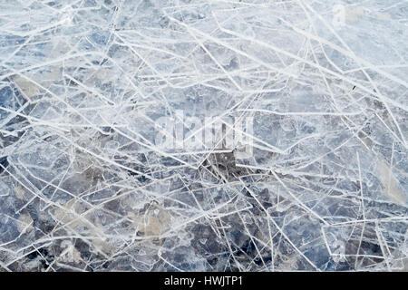 La glace brisée entassées par l'action des vagues sur les rives d'un lac. Banque D'Images