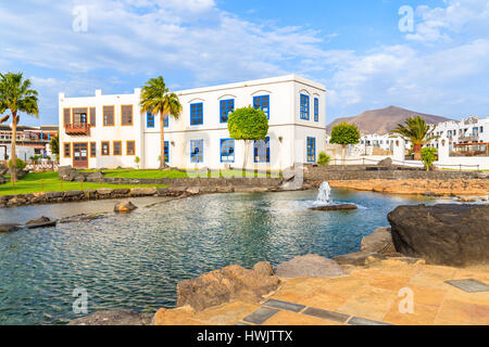 Les bâtiments typiques des Canaries dans Rubicon, port de Playa Blanca, Lanzarote, îles Canaries, Espagne Banque D'Images