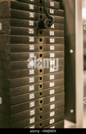 Closeup détail de la pile de poids dans la salle de sport Banque D'Images