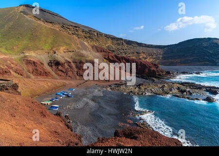 Plage avec des bateaux de pêche sur la côte dans la zone d'El Golfo, Lanzarote, îles Canaries, Espagne Banque D'Images