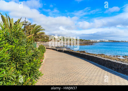 Promenade côtière à Playa Blanca holiday village, île de Lanzarote, Espagne Banque D'Images