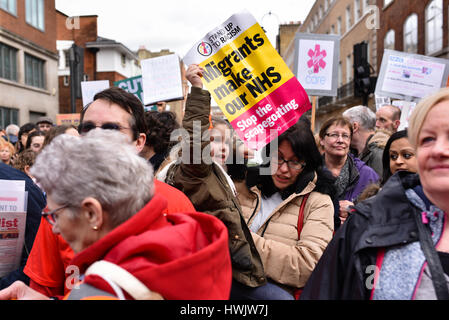 Londres, Royaume-Uni. 4e Mar, 2017. Une jeune fille lors d'une manifestation en défense de la NHS et contre les coupures est titulaire d'un signe qui se lit "les migrants rendre notre NHS'. Des milliers de manifestants ont défilé dans le centre de Londres à la place du Parlement dans le cadre du NHS nos protestations. Credit : Jacob/Sacks-Jones Alamy Live News. Banque D'Images