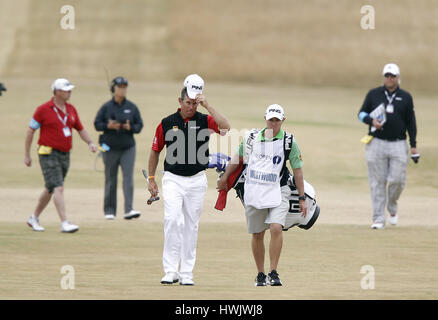 LEE WESTWOOD MARCHE LE LONG DE LA 18E CHAMPIONNAT OUVERT LE CHAMPIONNAT OUVERT MUIRFIELD EAST LOTHIAN EN ÉCOSSE LE 21 JUILLET 2013 Banque D'Images