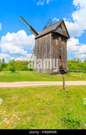 Ancien moulin à vent en bois sur champ vert au printemps paysage du village Tokarnia, Pologne Banque D'Images