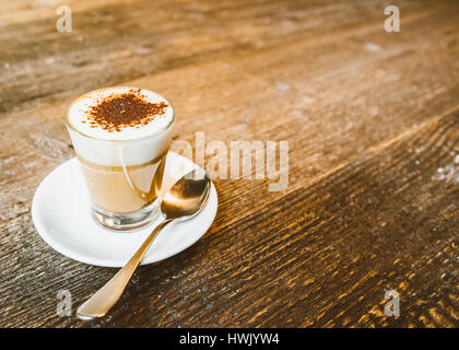 (Marocchino Marocchino Caffè) est une boisson de café servi dans un petit verre et se compose d'un shot d'espresso, de lait et de poudre de cacao Banque D'Images