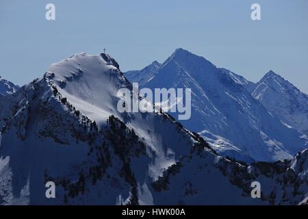 Sommet cross sur le mont Rophaien, Alpes Suisses. Vue depuis le mont Fronalpstock, Stoos. Banque D'Images