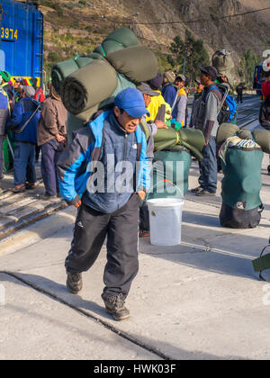 Ollantaytambo, Pérou - 13 mai 2016 : les populations locales au débarquement le PeruRail train à Ollantaytambo. Banque D'Images