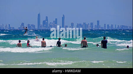 Toits de Surfer's Paradise à partir de la plage de Coolangatta, Queensland, Australie. Banque D'Images