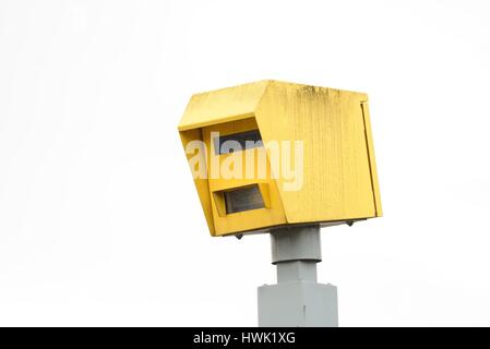 Reconnaissance automatique de plaque d'immatriculation, boîte jaune contenant une caméra de course à pied à lumière rouge en Écosse, au Royaume-Uni Banque D'Images