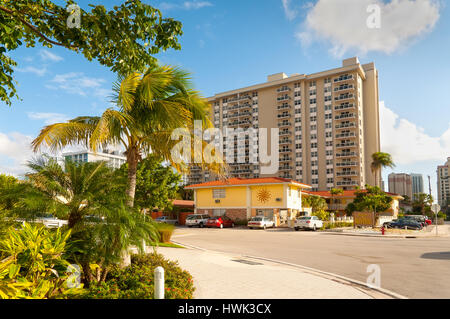 Fort Lauderdale, Florida, USA - 27 novembre 2011 : voir le premier plan de la petite station & Sandy Shores Motel situé à proximité de la zone de l'Intracoastal Waterway. Ve Banque D'Images