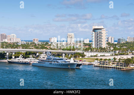 Fort Lauderdale, USA - 28 novembre 2011 : yachts de luxe à maisons en bord de mer à Fort Lauderdale à 28 novembre 2011. Hyatt Hotel in the backgrou Banque D'Images
