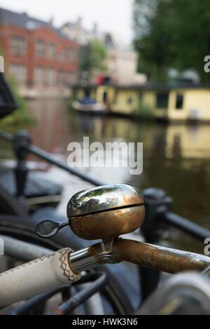 Rusty bell vélo le long d'un canal, à Amsterdam Banque D'Images