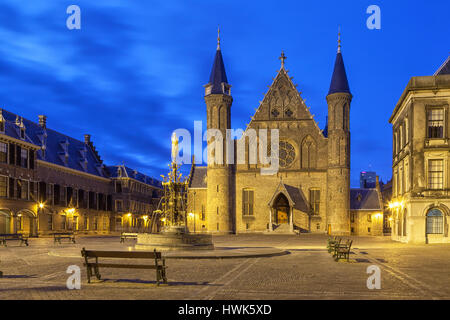 Façade gothique illuminé de Ridderzaal au Binnenhof, La Haye, Pays-Bas Banque D'Images