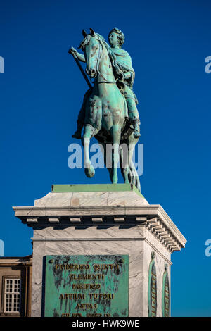 Copenhague, Danemark - Mars 11, 2017 : statue équestre de Frédéric V en face de Frederiksstad le Palais d'Amalienborg, résidence royale danoise de l'accueil. Banque D'Images