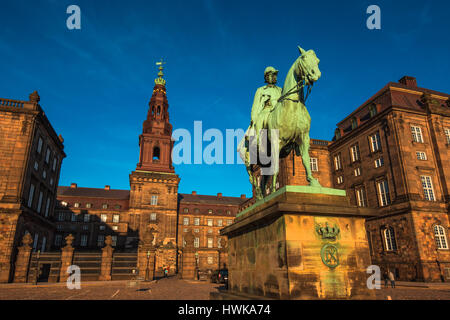 Copenhague, Danemark - Mars 11, 2017 : statue équestre du roi Christian la 9ème Danemark Copenhague à l'intérieur du Parlement danois Christiansborg